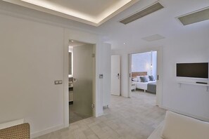 Suite, balcón (King Suite with Garden) | 1 dormitorio, ropa de cama de alta calidad, minibar y caja fuerte
