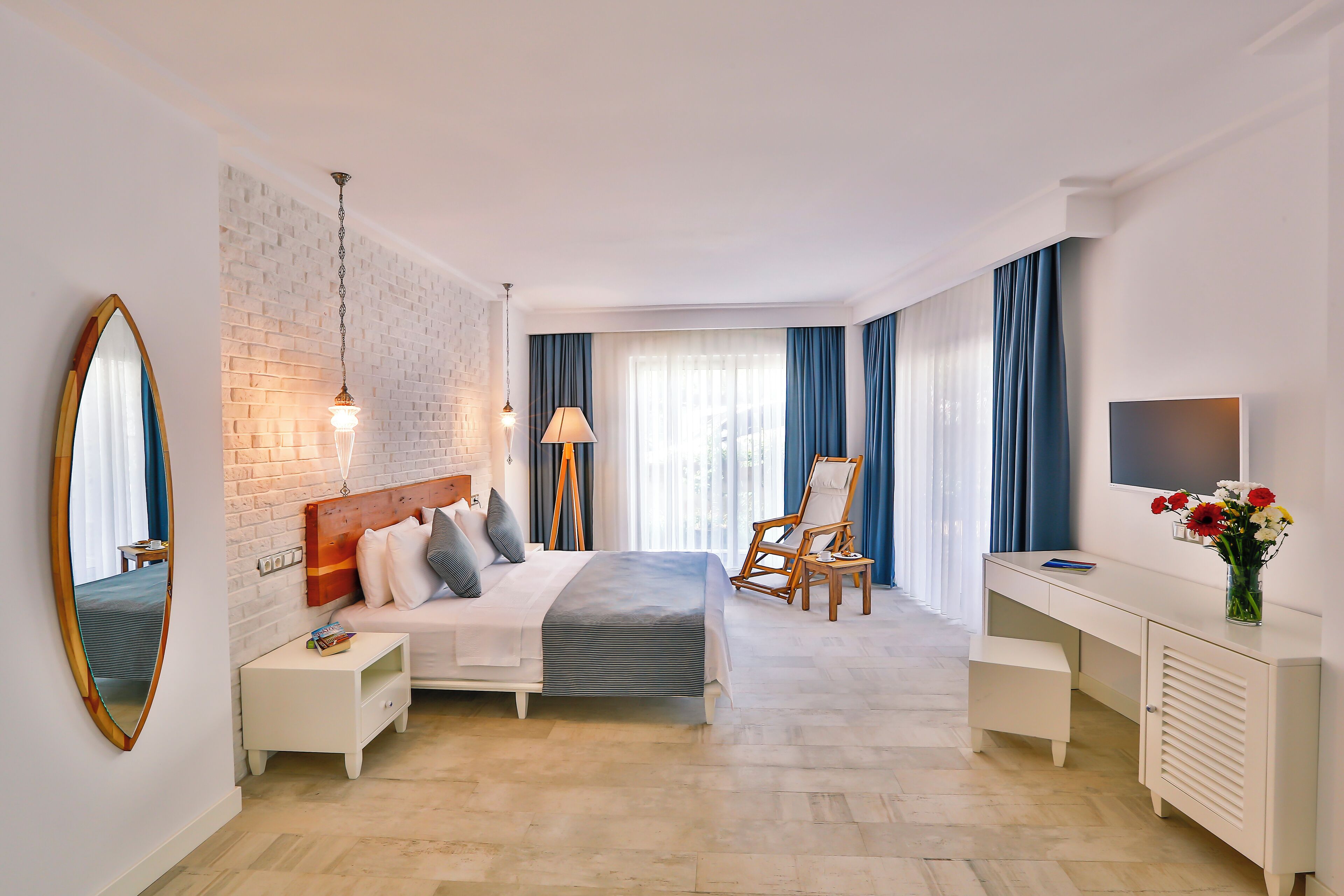 suite, balcony (king suite with garden) | living area | lcd tv