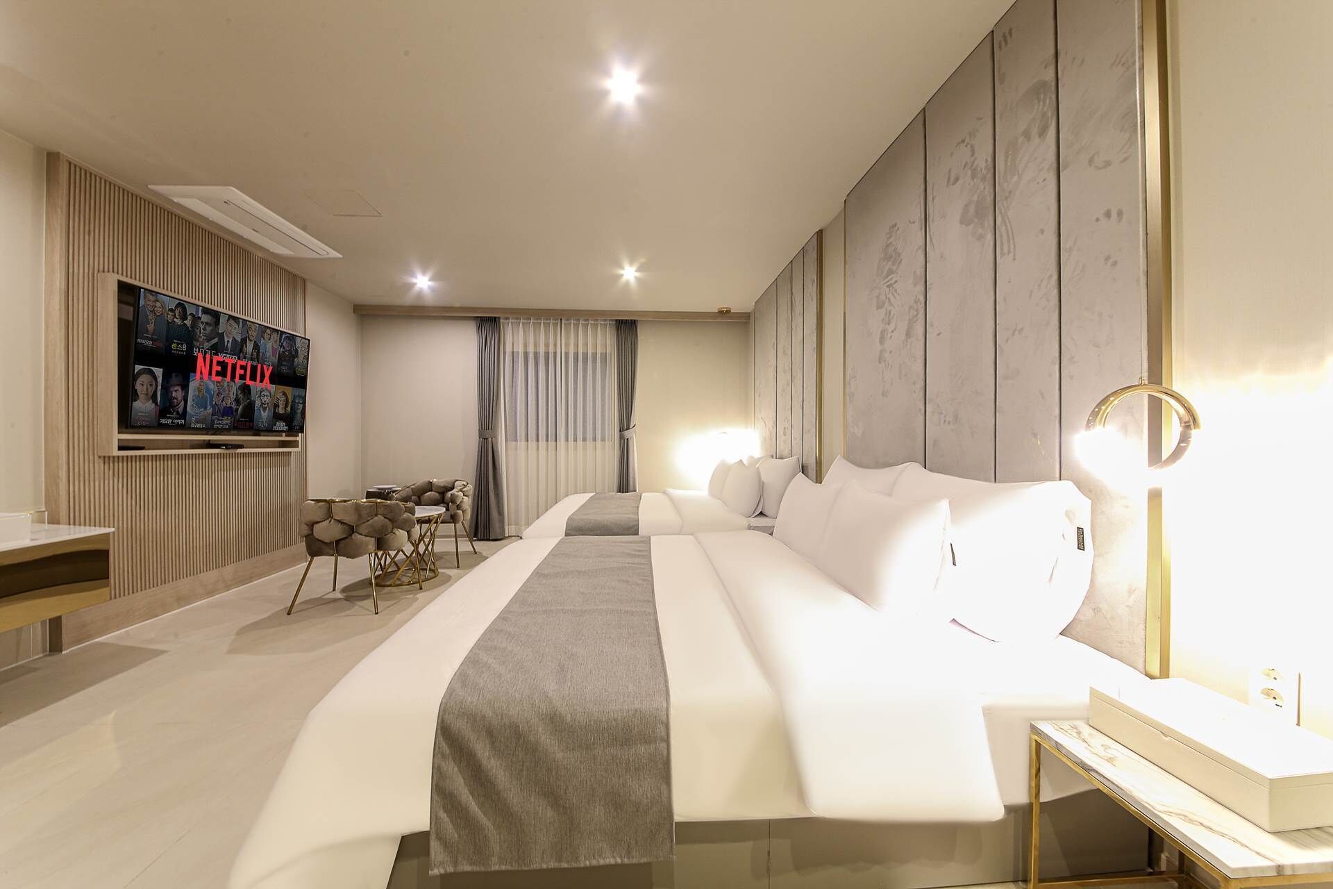 Quarto duplo romântico | Roupas de cama premium, Wi-Fi de cortesia