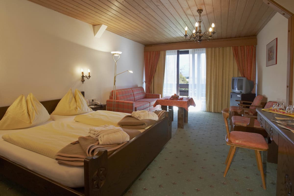 Familiekamer, 1 slaapkamer, balkon, uitzicht op bergen | Hypoallergeen beddengoed, een minibar, een kluis op de kamer, een bureau