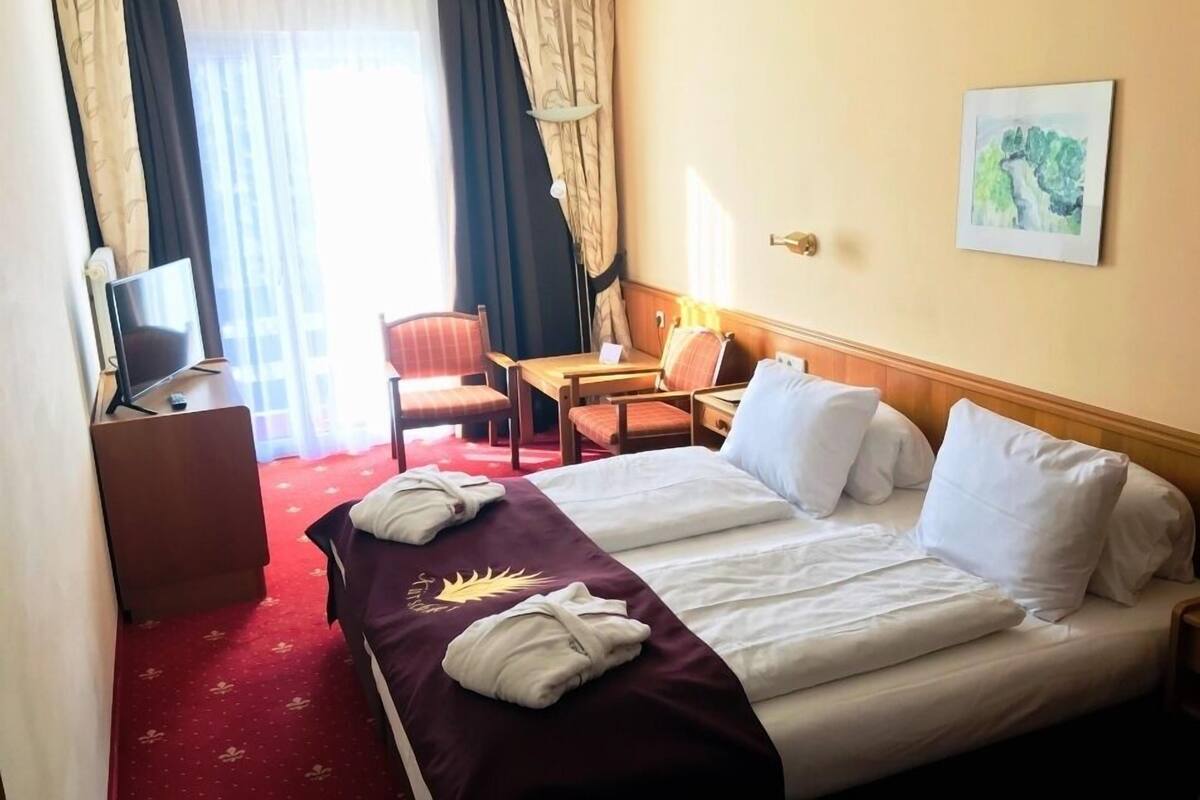 Tweepersoonskamer, 1 tweepersoonsbed, balkon | Hypoallergeen beddengoed, een minibar, een kluis op de kamer, een bureau