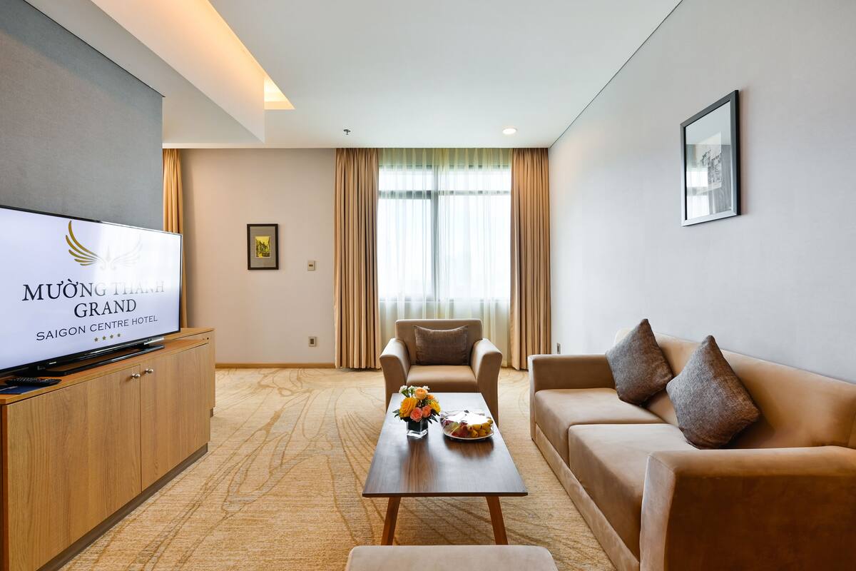 ห้องเอ็กเซกคิวทีฟสวีท | บริเวณนั่งเล่น | ทีวี