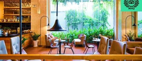 Breakfast, lunch, dinner served; international cuisine