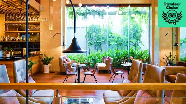 Breakfast, lunch, dinner served; international cuisine