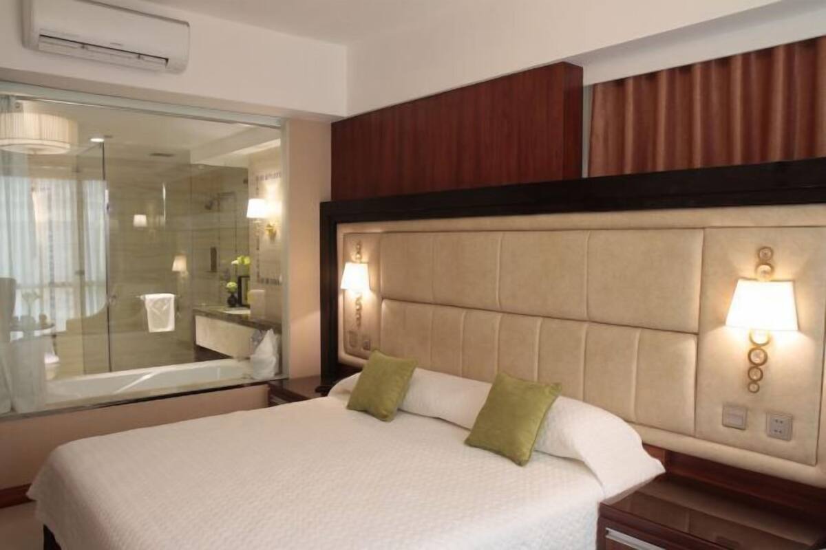 Hochwertige Bettwaren, Minibar, Zimmersafe, Schreibtisch