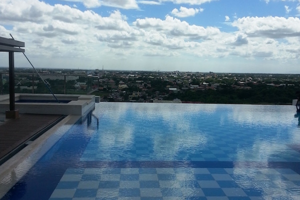 Außenpool, Sonnenschirme, Liegestühle