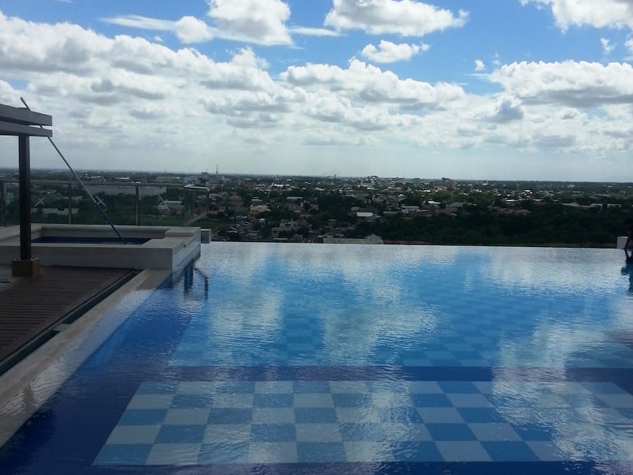 Een buitenzwembad, parasols voor strand/zwembad