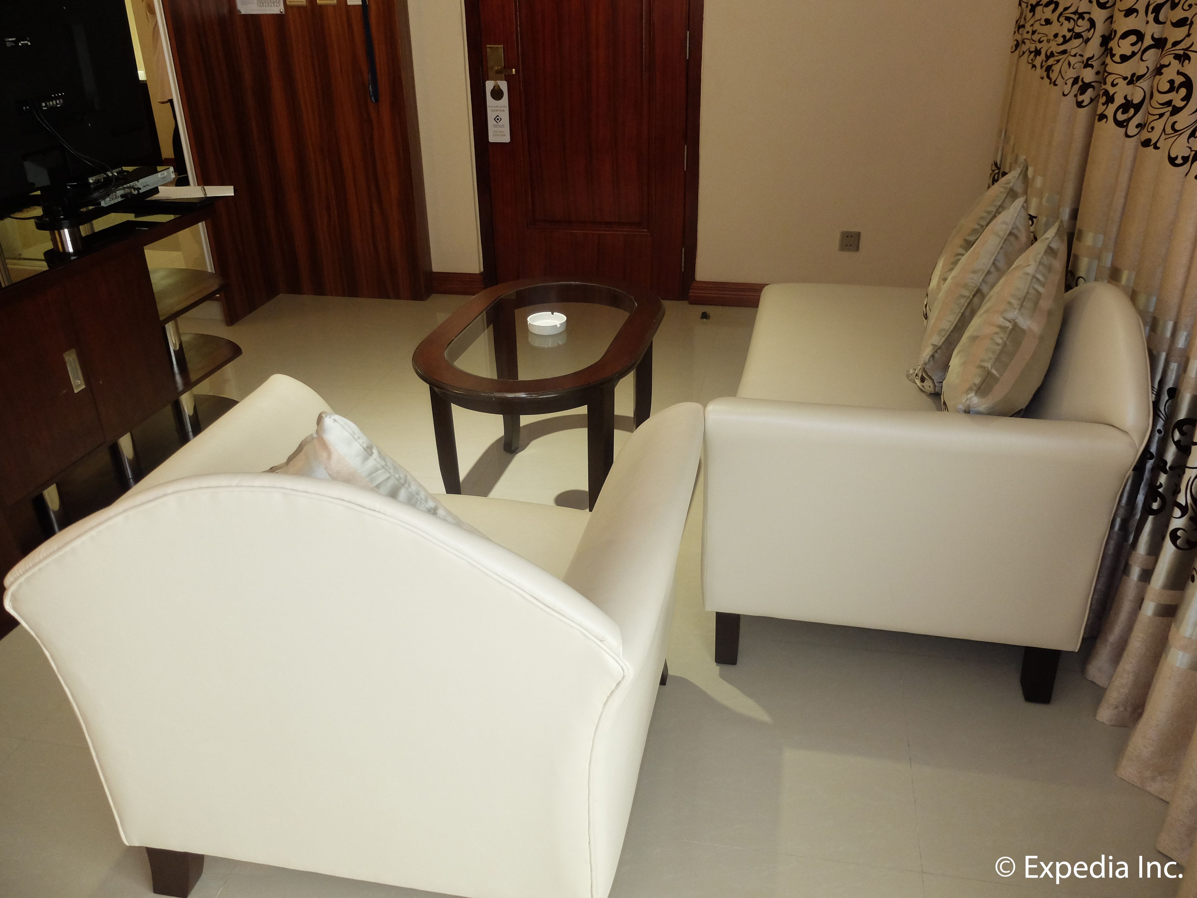 crown jacuzzi suite | living area | led tv, dvd player