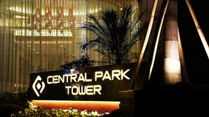 Een bord voor Central Park Tower, met een modern ontwerp, een opvallend logo en verlichte tekst.