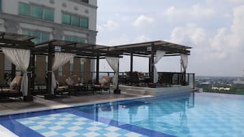 Piscine extérieure, parasols de plage, chaises longues