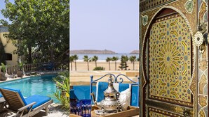 Área da piscina com espreguiçadeiras, uma porta metálica decorativa e vista para a praia.