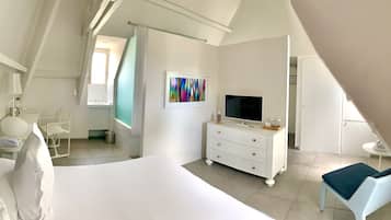Atelier Room 7 | Premium bedding, free minibar, in-room safe, rollaway beds