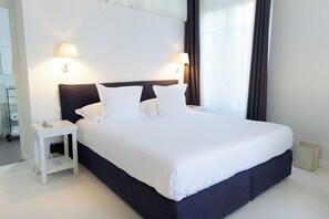 Habitación doble superior, planta baja | Ropa de cama de alta calidad y minibar con artículos gratuitos