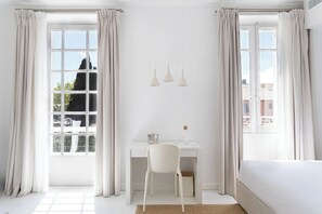 Junior suite, terras | Woonruimte | Flatscreentelevisie