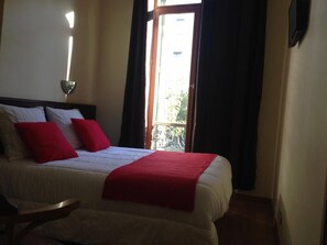 Grand Double Room | Peralatan tempat tidur premium, meja, seterika/papan seterika 