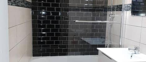 Articles de toilette gratuits, sĂšche-cheveux, serviettes fournies