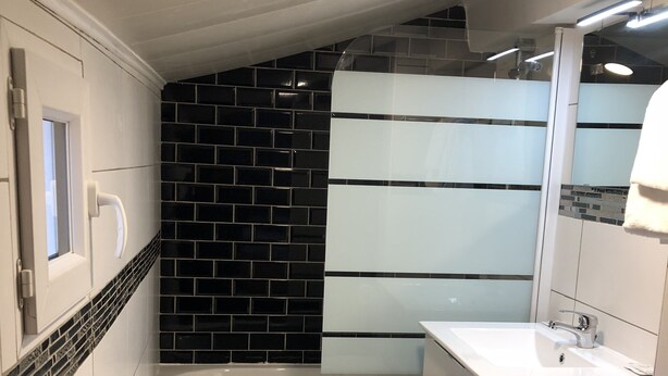 A compact bathroom with a white bathtub, a white sink, and a toilet. - Hôtel Victory (Marseille)