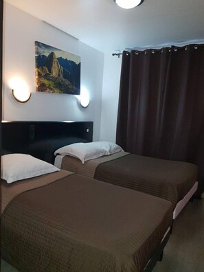 Premium bedding, desk, iron/ironing board, free cribs/infant beds - Hôtel Victory (Marseille)