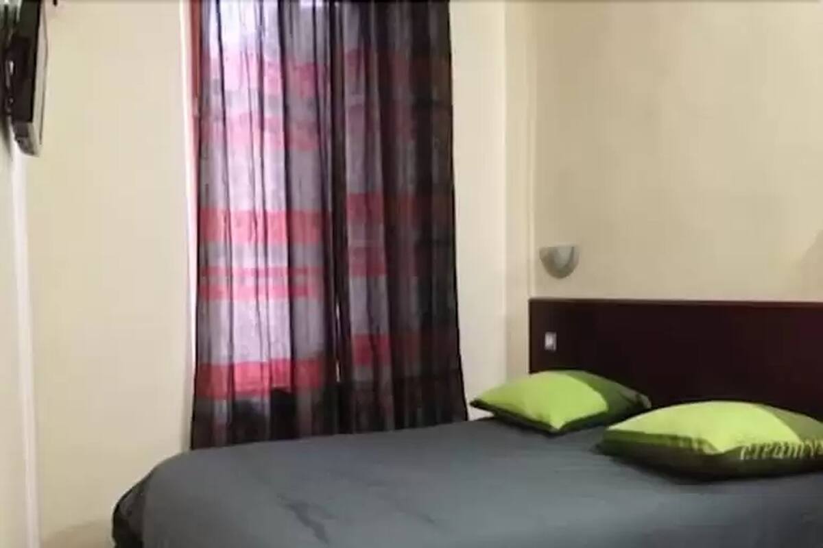 Tweepersoonskamer, uitzicht op stad | Luxe beddengoed, een bureau, een strijkplank/strijkijzer