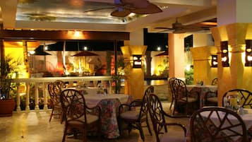 Desayuno continental (PHP 380.00 por persona)