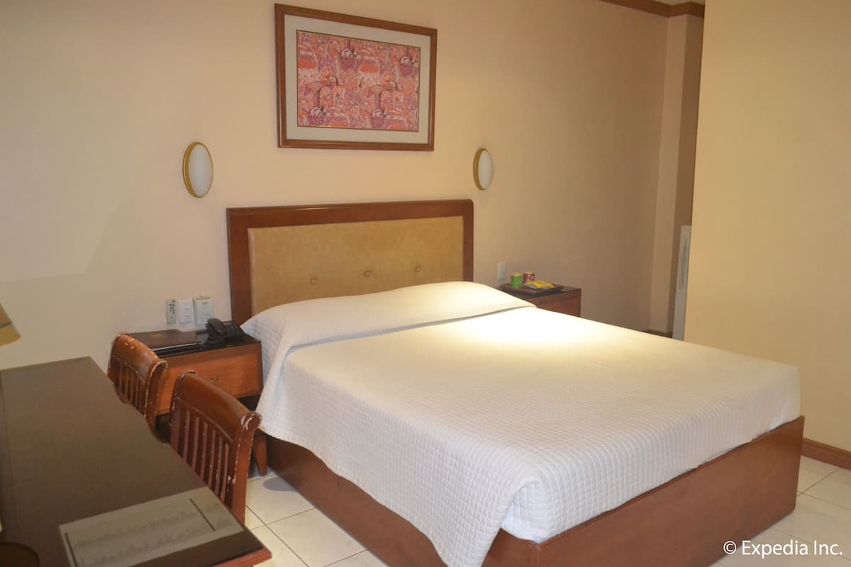 Deluxe Room, Smoking | Minibar, caja fuerte, escritorio y camas supletorias