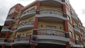 Hotel de vários andares com varandas, um letreiro indicando 'Pacific Breeze' e o endereço '1888 Vian St'.