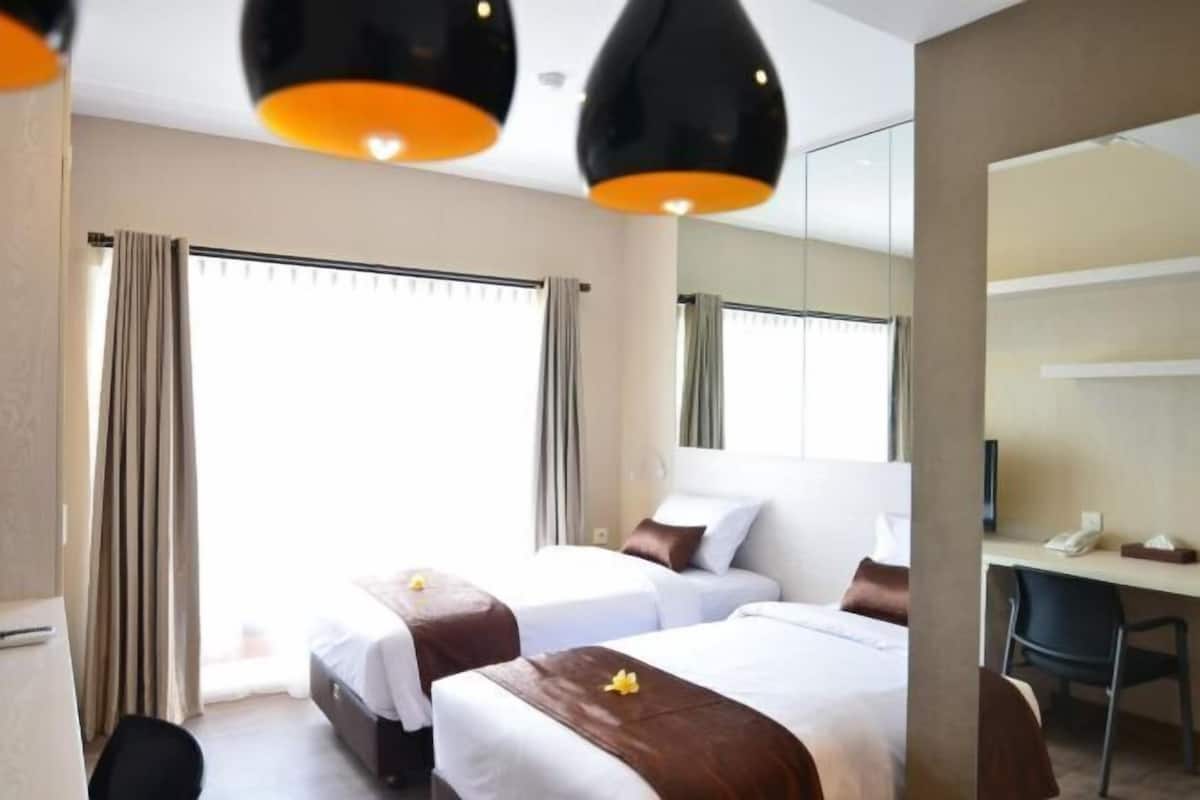 1 Schlafzimmer, hochwertige Bettwaren, Schreibtisch