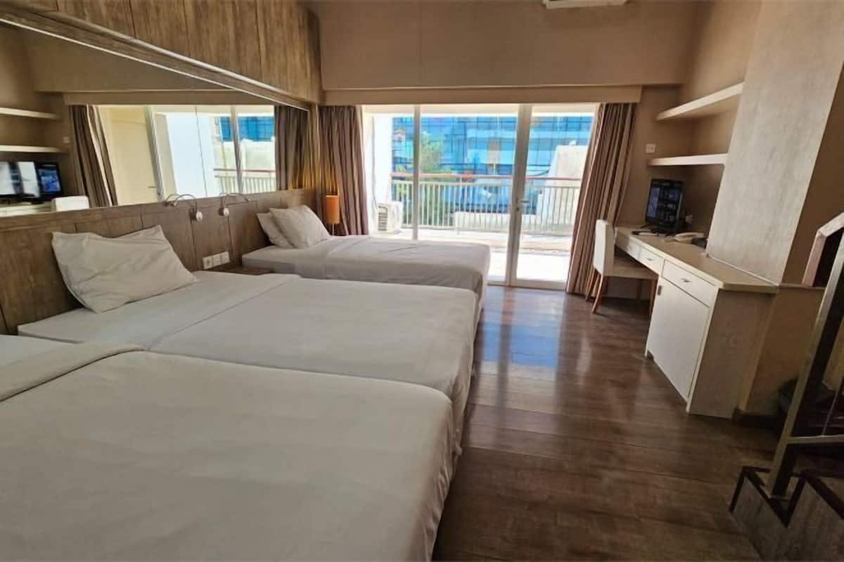 1 Schlafzimmer, hochwertige Bettwaren, Schreibtisch