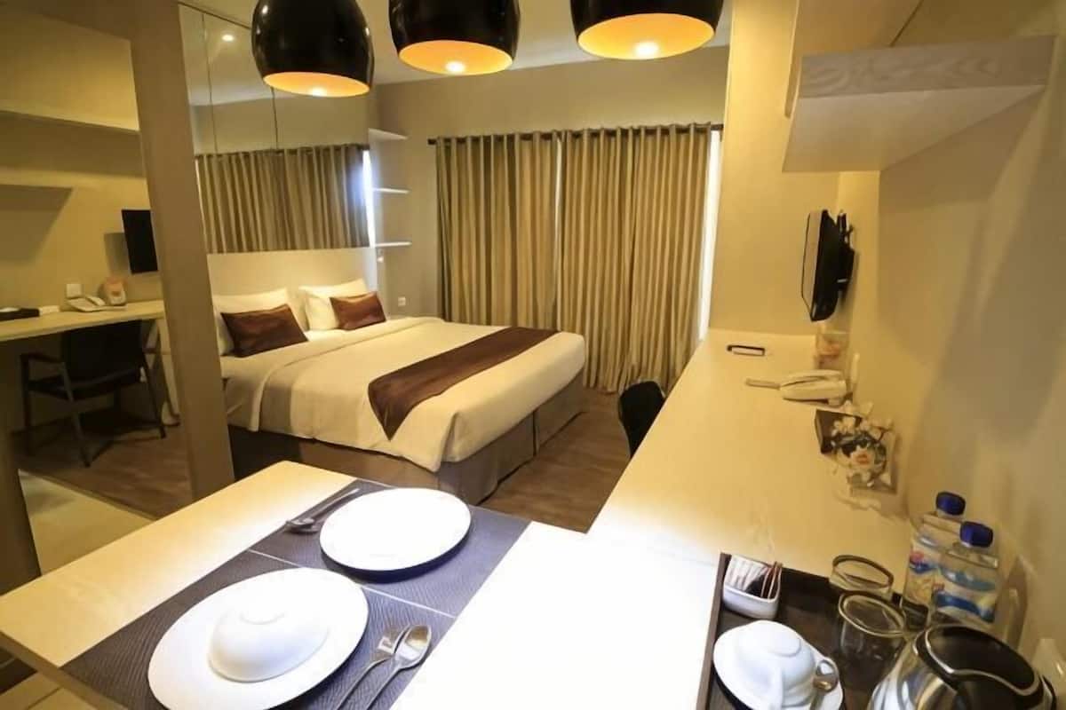 Ropa de cama de alta calidad y escritorio