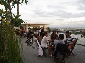 Una piscina al aire libre