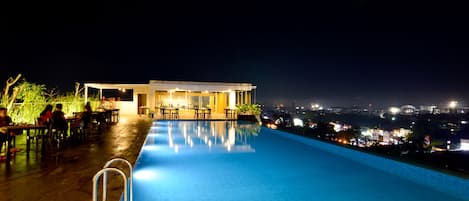 Una piscina al aire libre