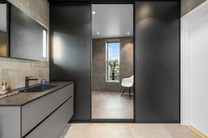 Ducha, artículos de tocador gratuitos, secador de pelo, jabón