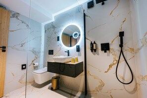 Habitación ejecutiva | 1 dormitorio, ropa de cama de alta calidad, caja fuerte y escritorio