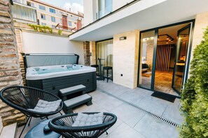 Executive Room | 1 bedroom, premium bedding, in-room safe, desk