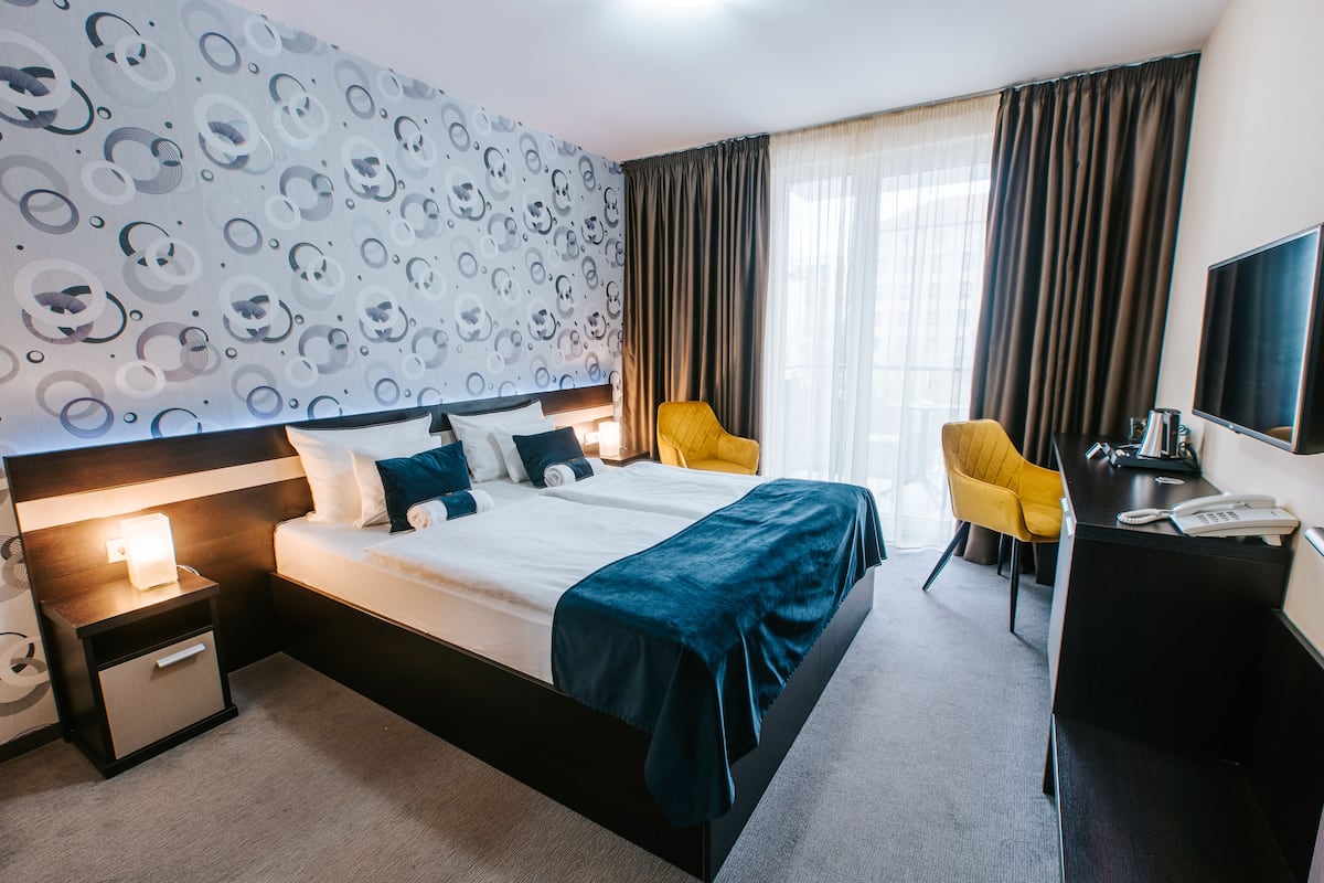 1 bedroom, premium bedding, in-room safe, desk