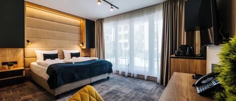 Deluxe Room | 1 bedroom, premium bedding, in-room safe, desk