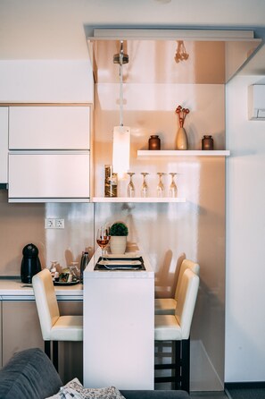 Junior Suite, Balcony | Private kitchen | Electric kettle - Auris Hotel (Szeged)
