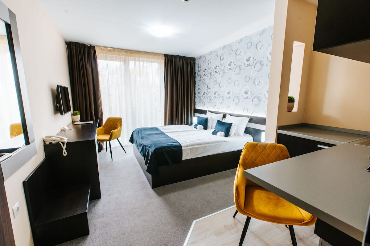 1 bedroom, premium bedding, in-room safe, desk