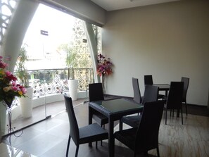 Frokost, lunsj og middag serveres, retter fra midtøsten 