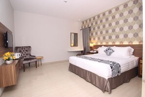 Habitación doble Deluxe | Ropa de cama de alta calidad y caja de seguridad en la habitación 