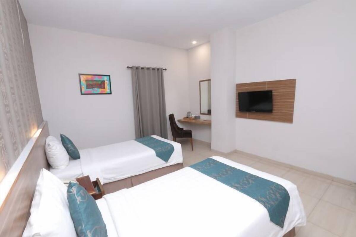 Premium bedding, in-room safe, desk, WiFi (free)