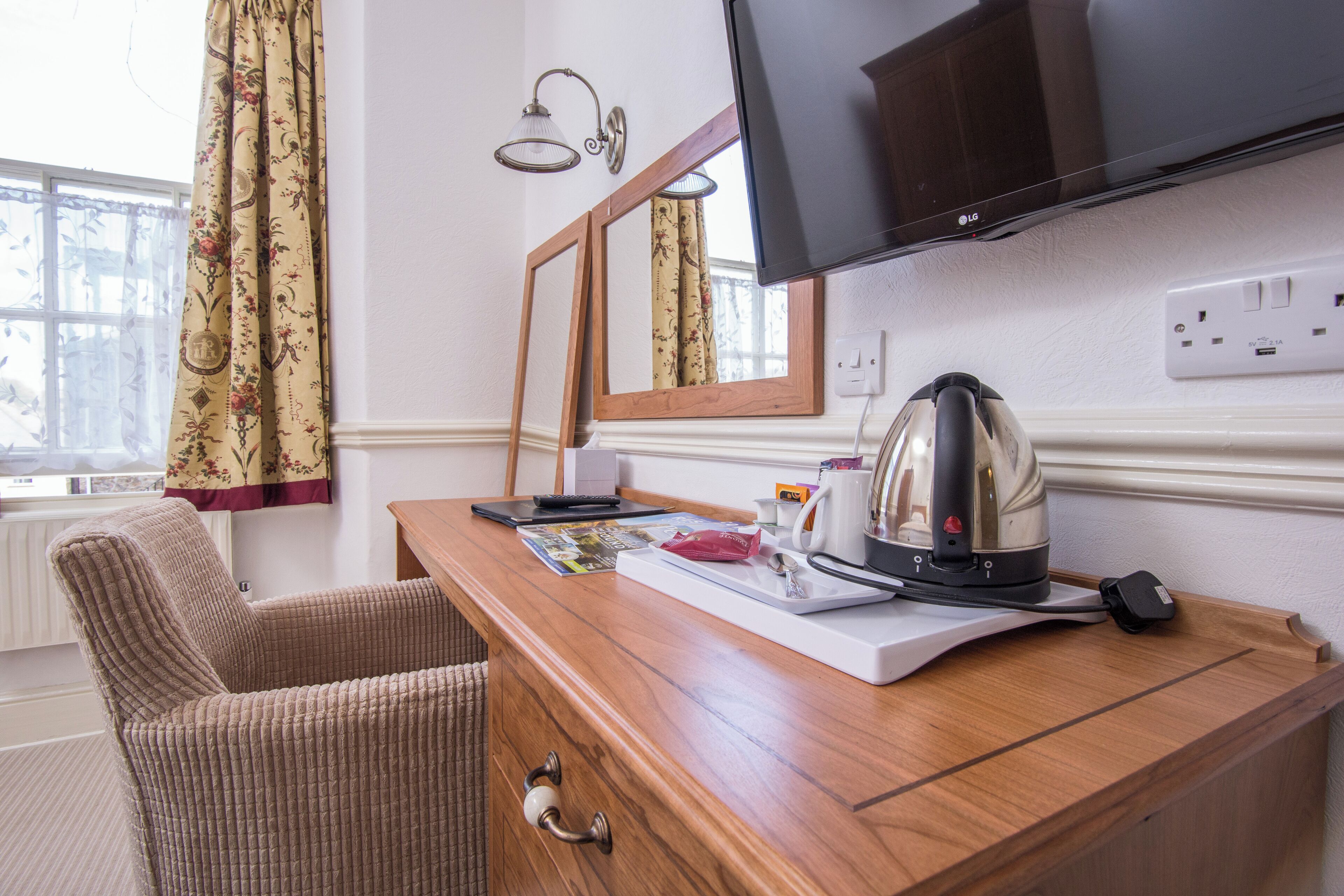 single room | desk, iron/ironing board, rollaway beds, free wifi