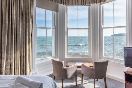 Escritorio, tabla de planchar con plancha y camas plegables/adicionales . The Queens Hotel