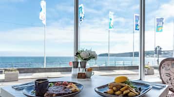 朝食、ランチ、ディナーに営業 (イギリス料理)