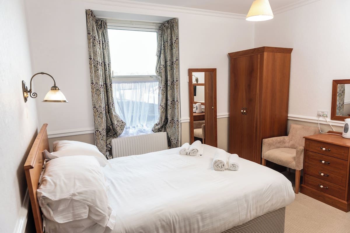 Desk, iron/ironing board, rollaway beds, free WiFi