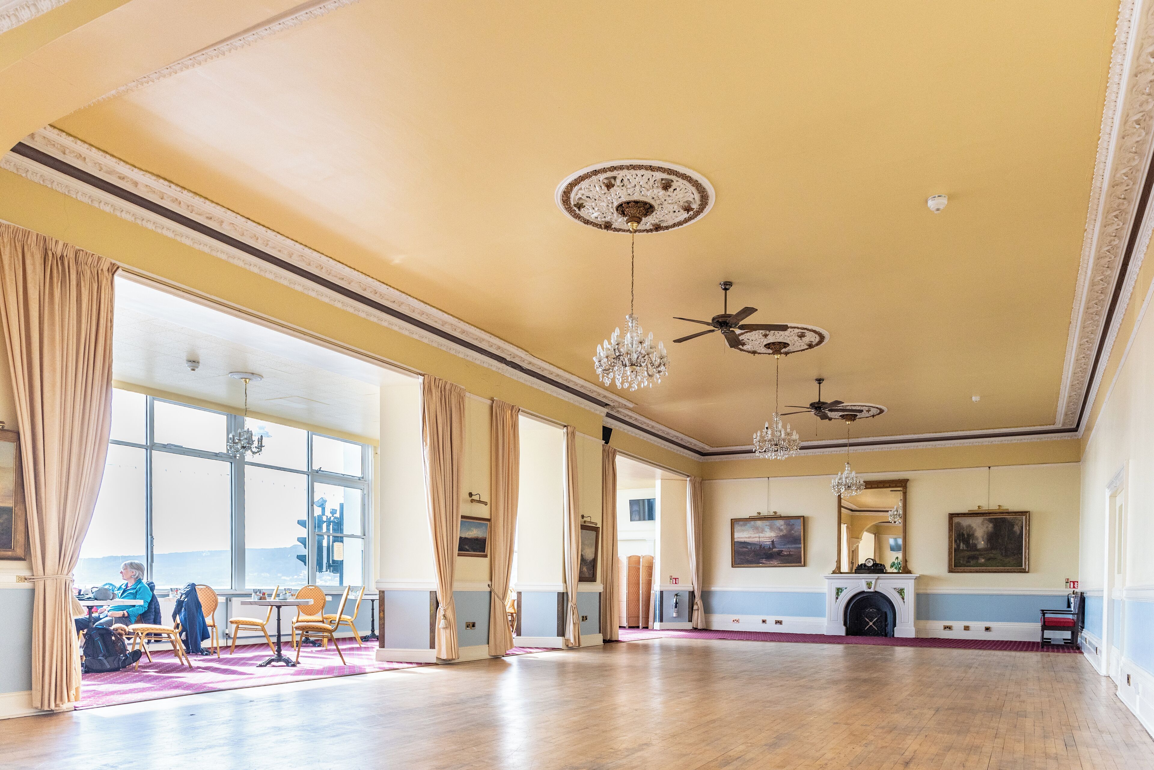 breakfast, lunch, dinner served; british cuisine