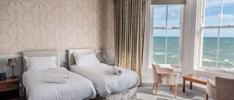 Escritorio, tabla de planchar con plancha y camas plegables/adicionales