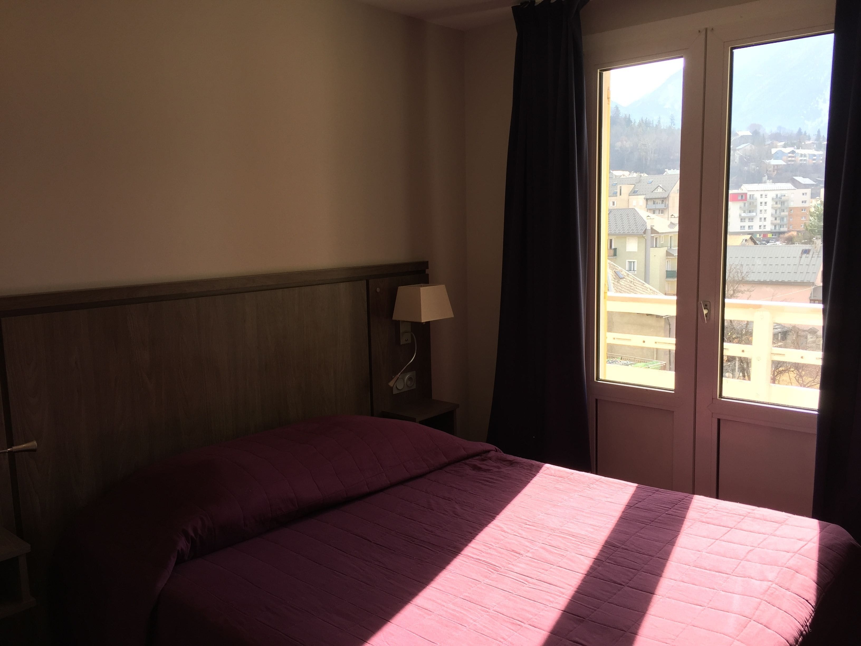 double room, 1 double bed, mountain view | premium bedding, in-room safe, desk, soundproofing