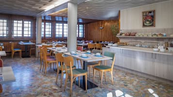 Dagelijks ontbijtbuffet (EUR 9.50 per persoon)