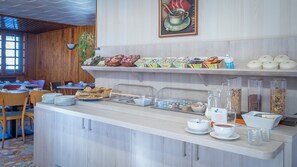 Se ofrece un desayuno bufé todos los días (por un coste adicional)